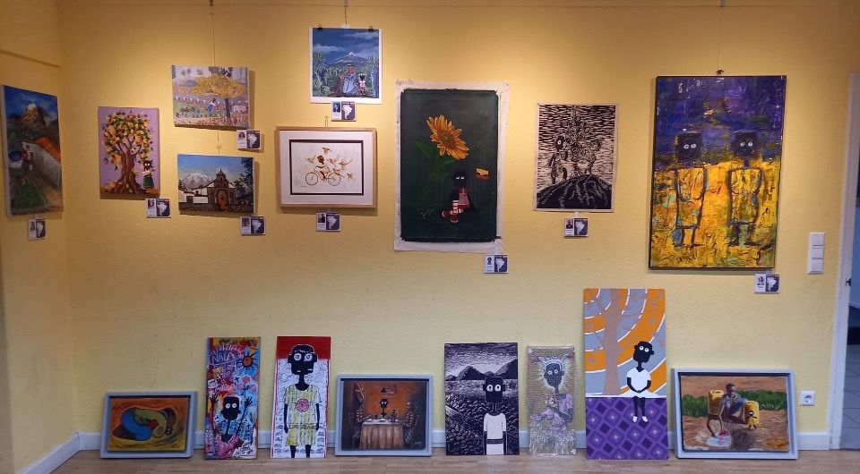 Karla con colegas en una galeria