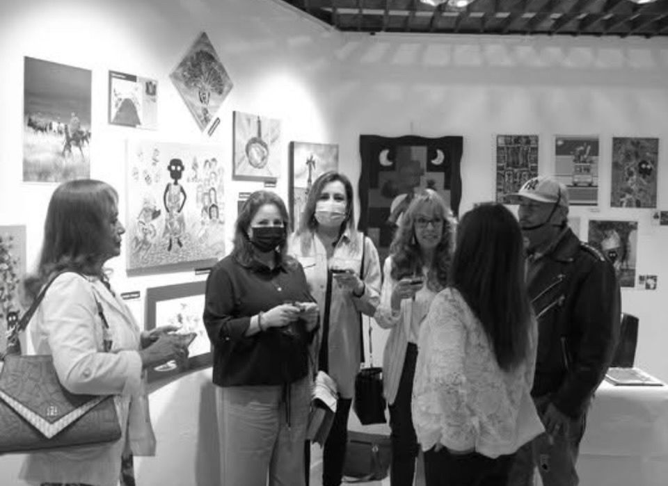 Vista de la sala de exposicion con obras colgadas