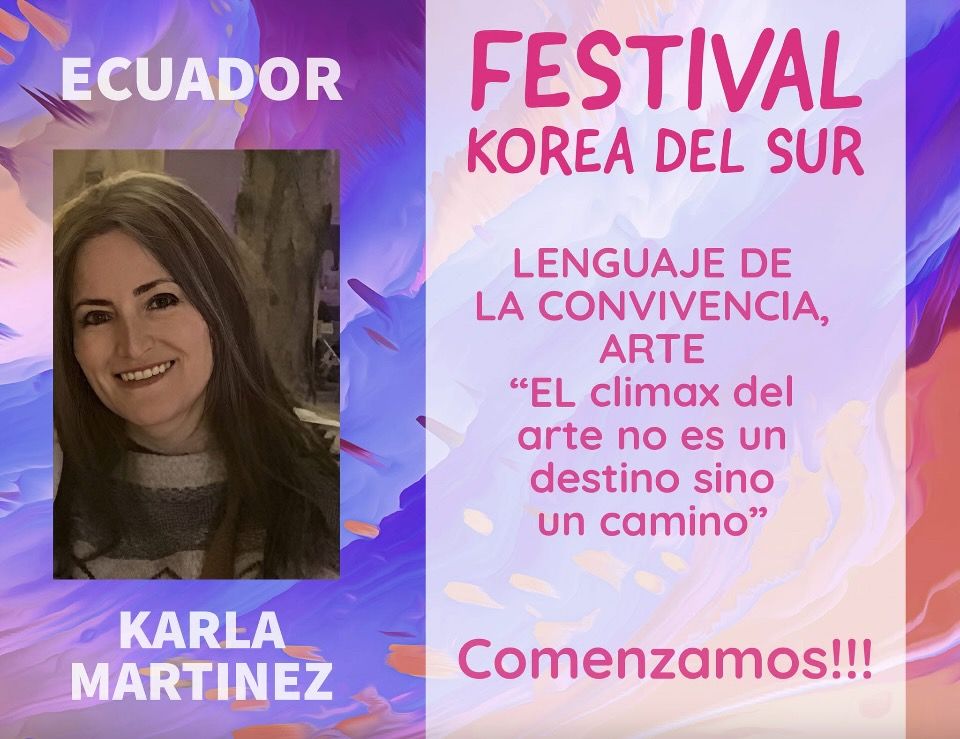 Karla con otras artistas frente a las obras