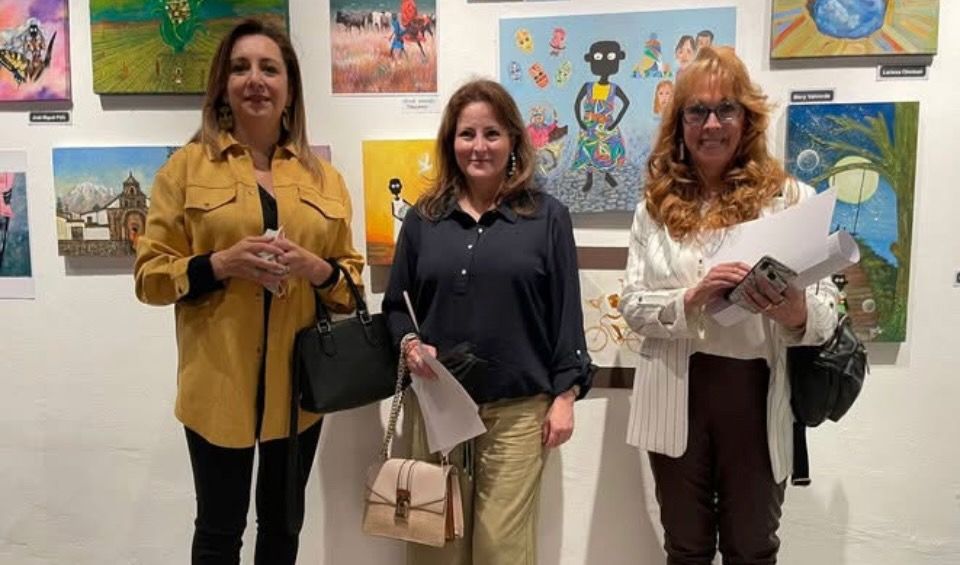Grupo de asistentes en una apertura nocturna