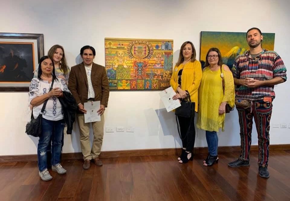 Karla junto a otros artistas en una apertura